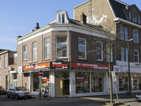 908754 Gezicht op het winkelhoekpand Amsterdamsestraatweg 194 te Utrecht, met links de Fabriekstraat.N.B. bouwjaar: ...